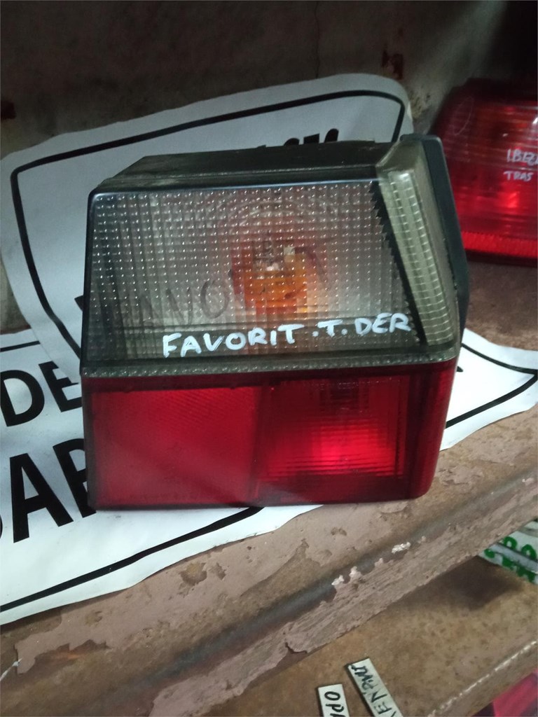 Foto 1 piloto trasero skoda favorit