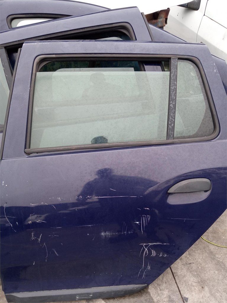 Foto 1 puerta trasera izquierda dacia logan